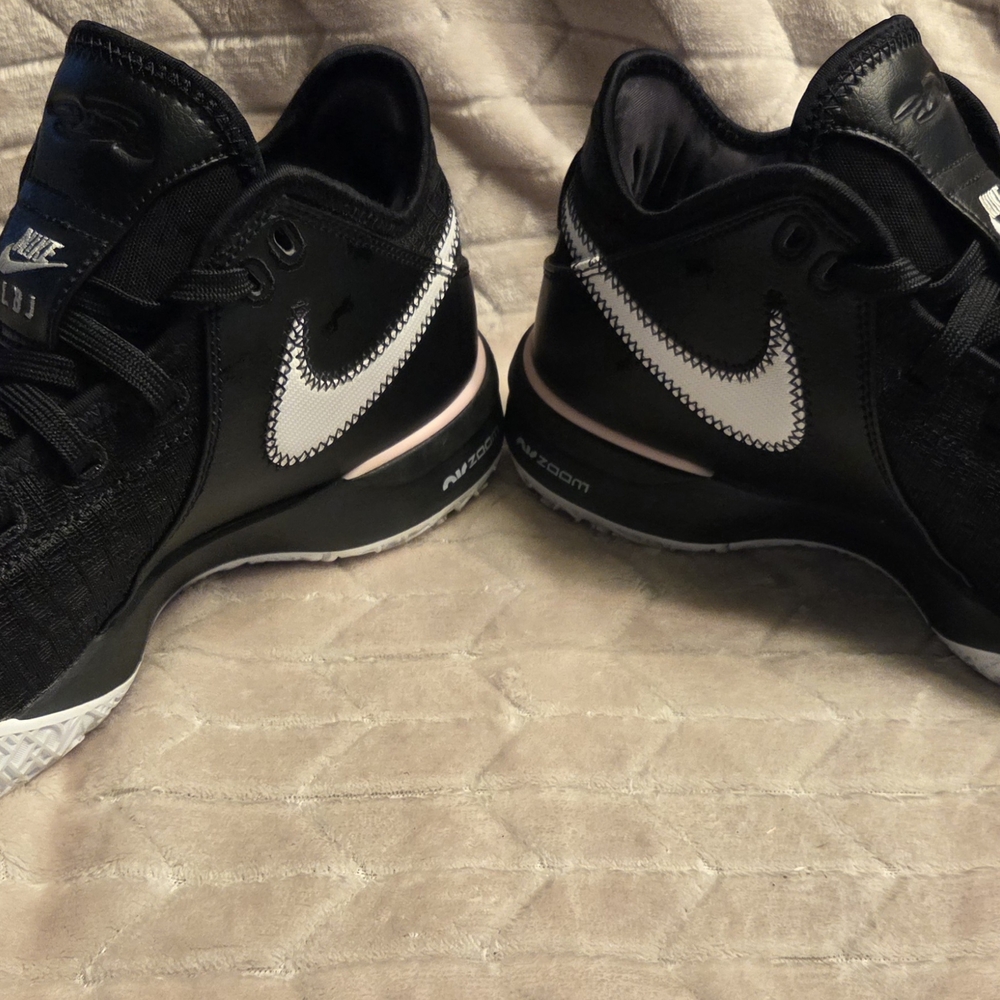 Nike Black and White Athletic Shoes - Picture 4 of 7